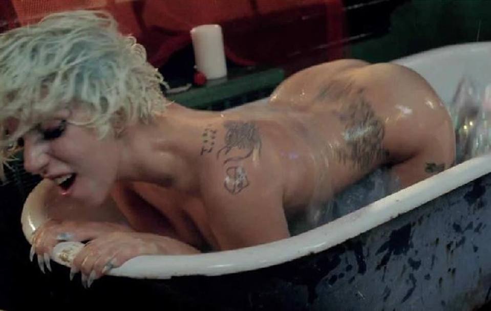 E qui miss Germanotta si  fatta fotografare nuda in una vasca da bagno 